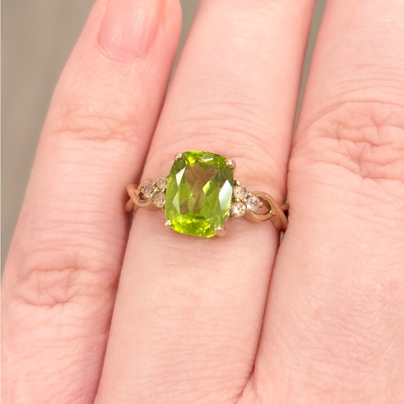 Vintage 10K Gold Peridot Ring: Filigree Band, Quartz Accents, Size 6.75 - Picture 5 of 11